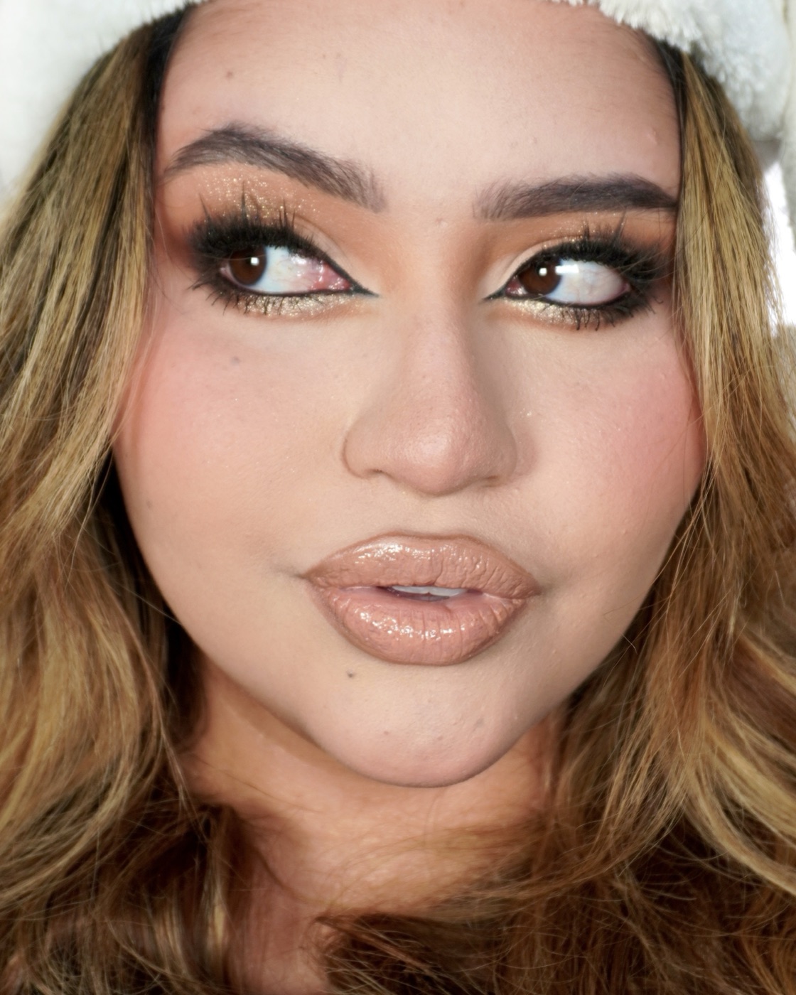 Look glam con sombras doradas y delineado