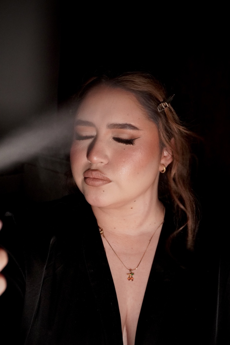 Fijando el maquillaje con spray