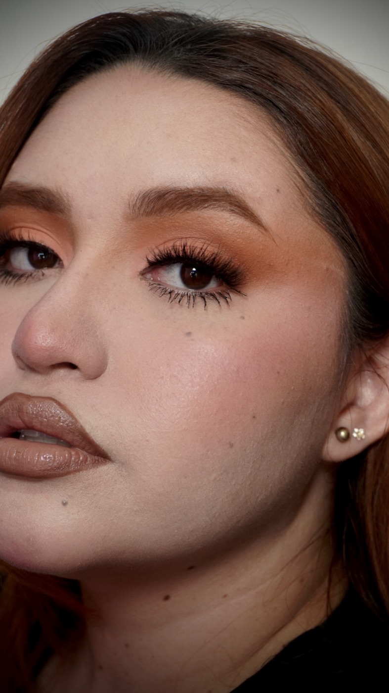 Look en tonos naranja y bronce, primer plano