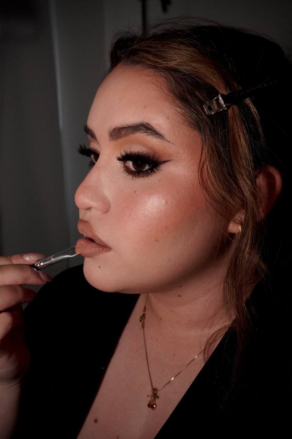 Julieta Hurtado aplicando labial